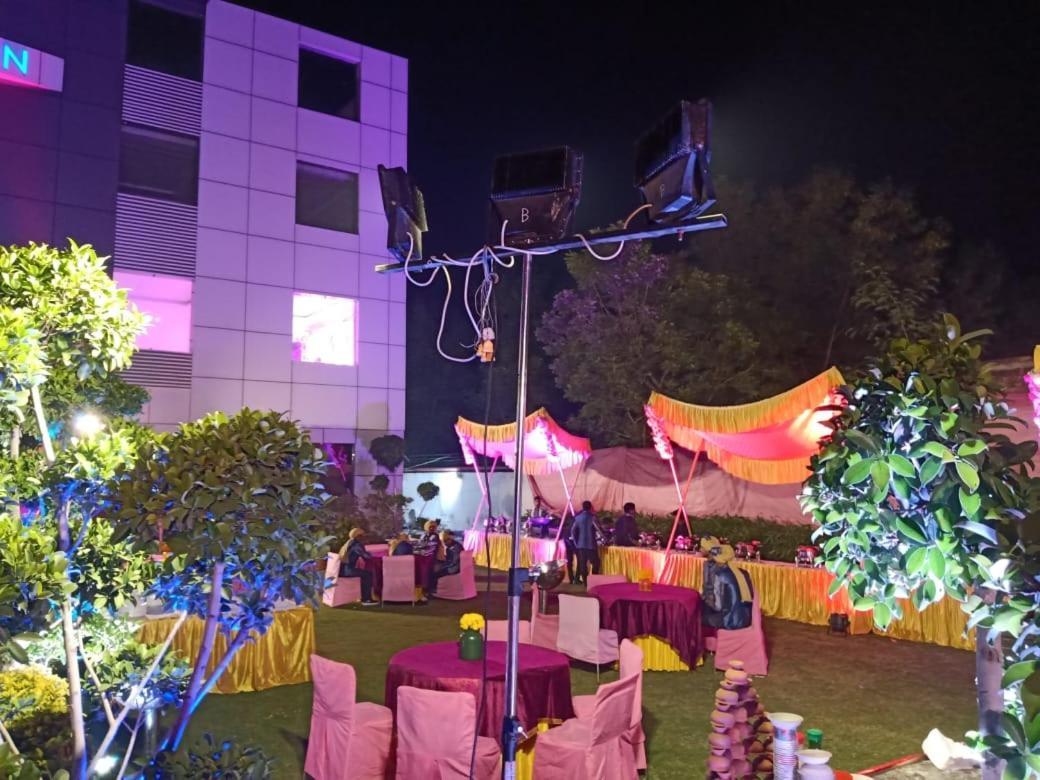 Hotel Sourav Park Inn Agra Agra  Exteriör bild
