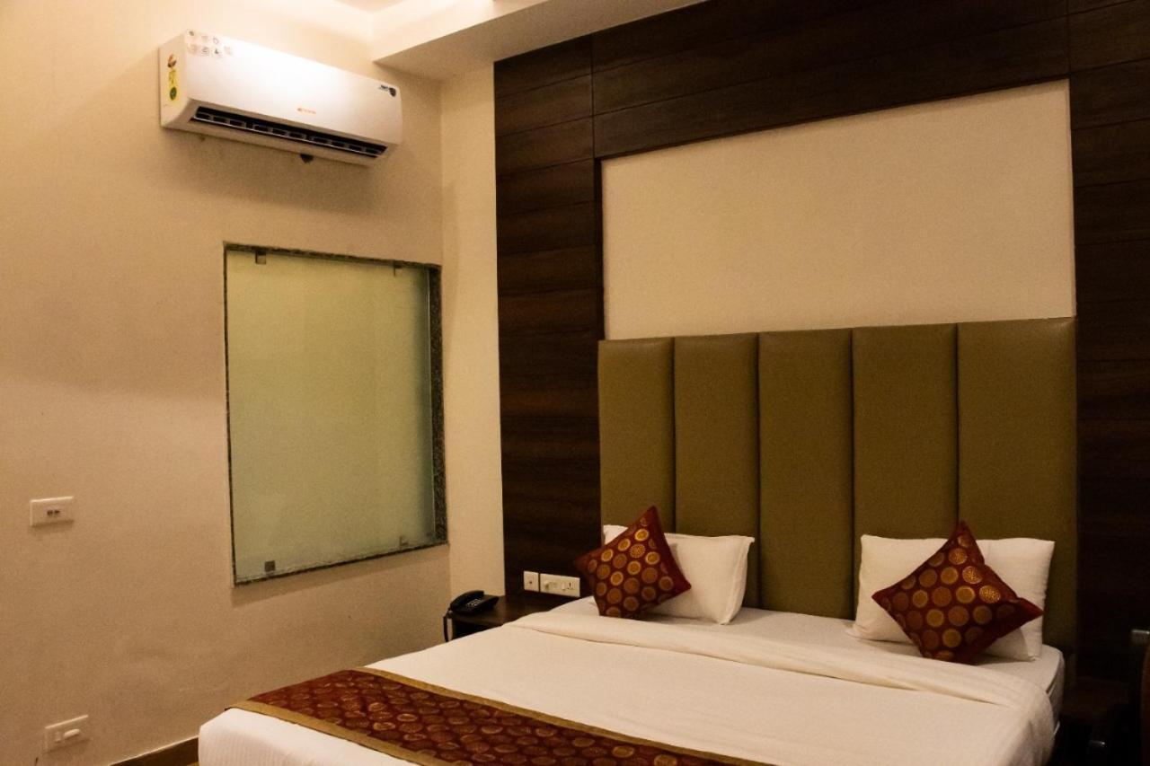 Hotel Sourav Park Inn Agra Agra  Exteriör bild